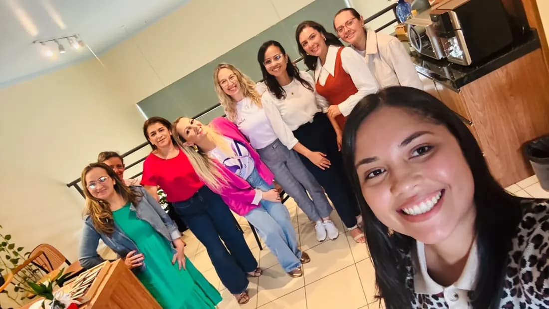 Participantes reunidas sorrindo em um encontro da Nexella