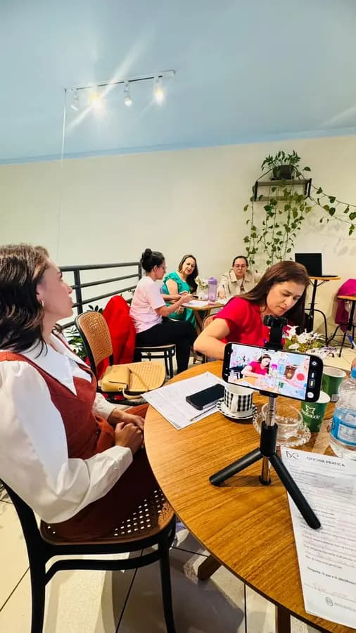 Participantes em oficina prática durante o encontro
